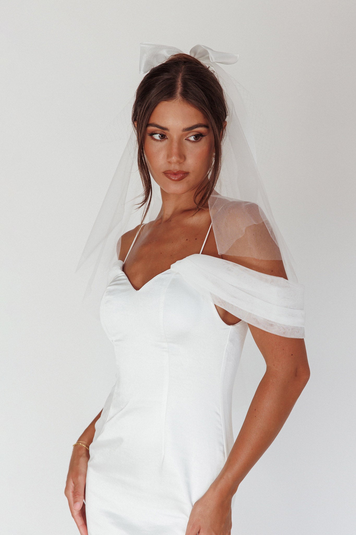 Shop the Evelyn Bow Fishnet Bridal Veil White Selfie Leslie