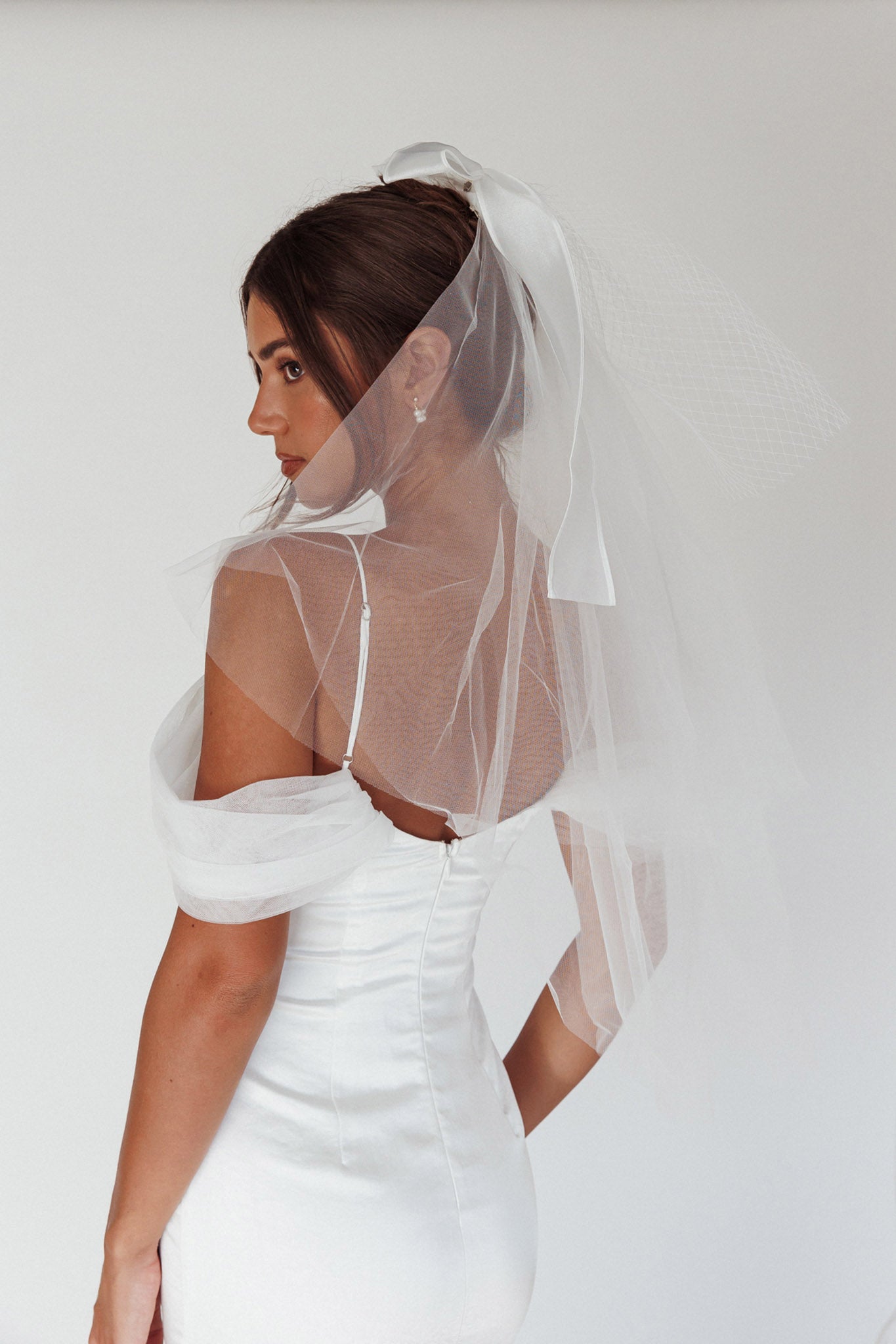 Shop the Evelyn Bow Fishnet Bridal Veil White Selfie Leslie