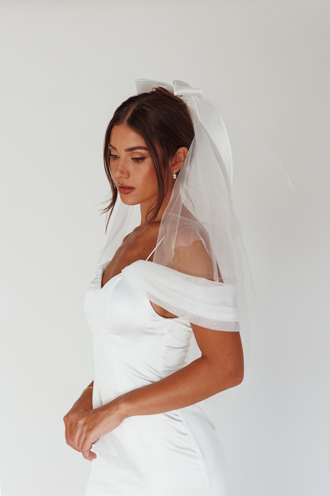 Shop the Evelyn Bow Fishnet Bridal Veil White Selfie Leslie