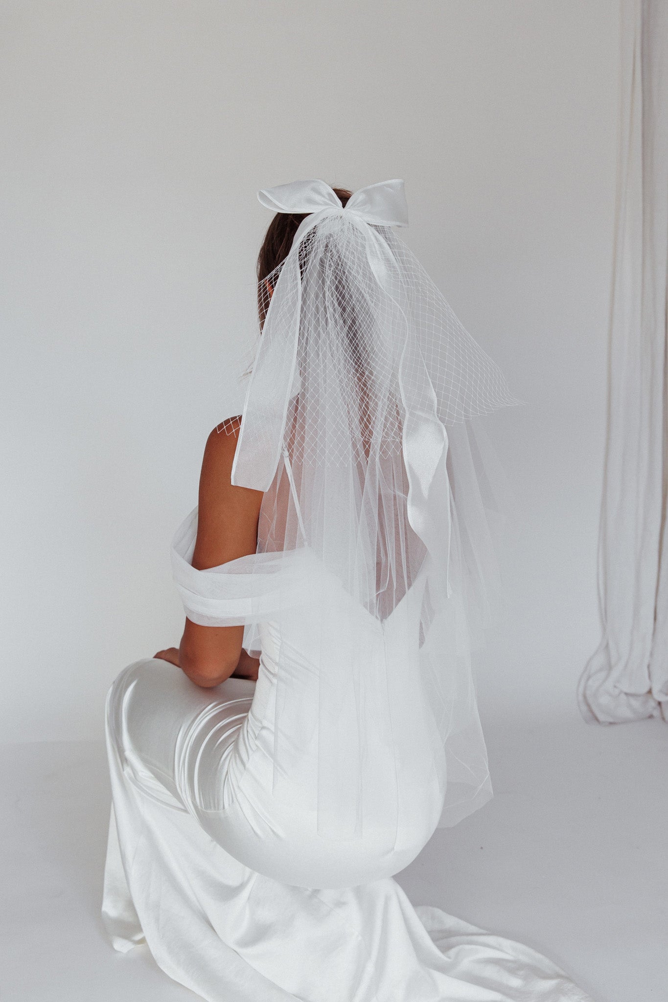 Shop the Evelyn Bow Fishnet Bridal Veil White Selfie Leslie